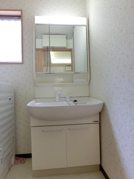 Wash basin, toilet. Indoor (March 2013) Shooting