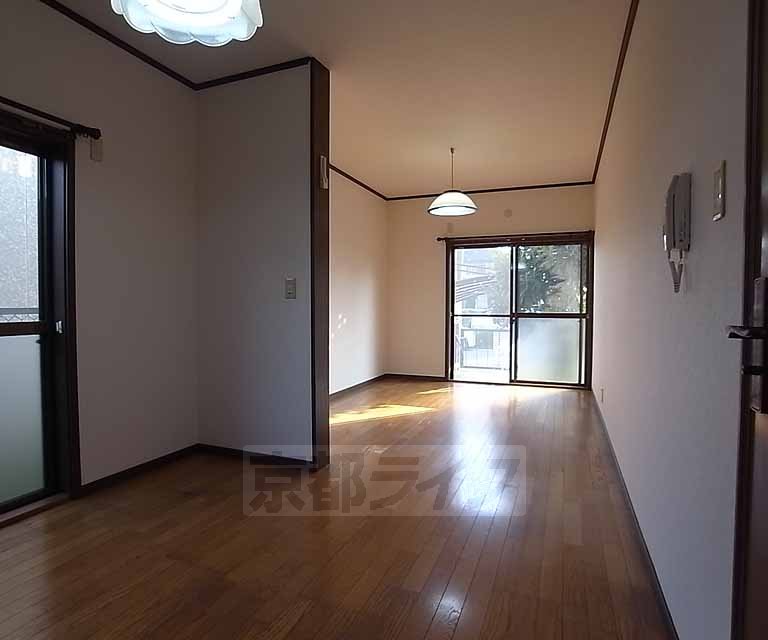 Living and room. 12 Pledge of is LDK.