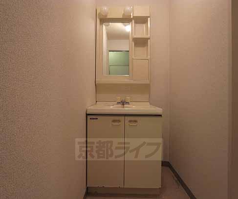 Washroom. There washbasin independent.