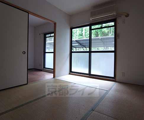 Living and room. Is a Japanese-style room.