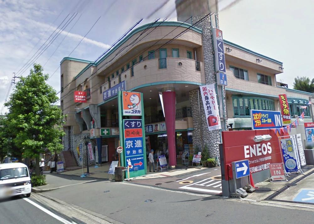 Drug store. Up Yutaka 672m