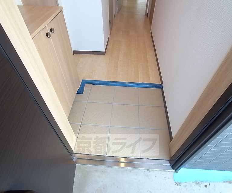 Entrance. It is a low entrance stepped.