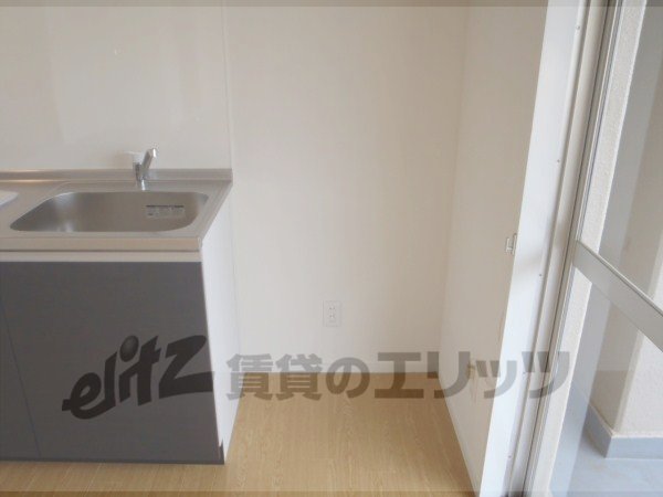 Other room space. Refrigerator yard