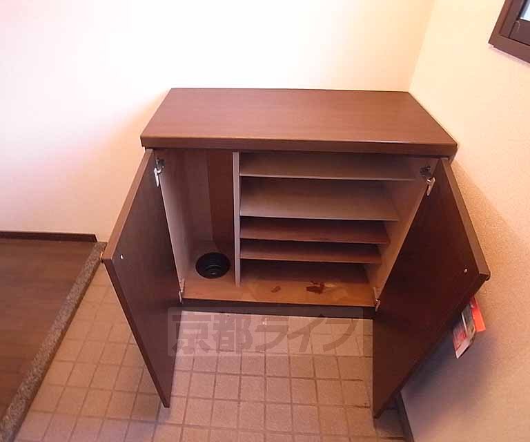 Receipt. It is the entrance of the housing.