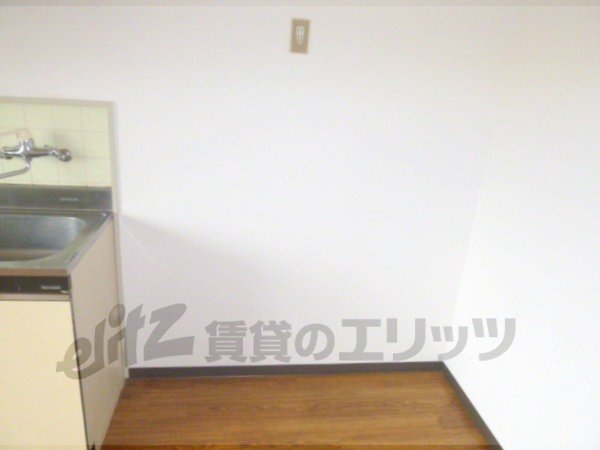 Other room space. Refrigerator yard