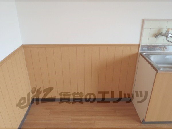 Other room space. Refrigerator yard