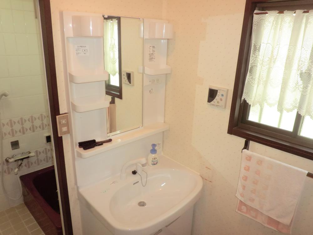 Wash basin, toilet. Room (August 2013) Shooting