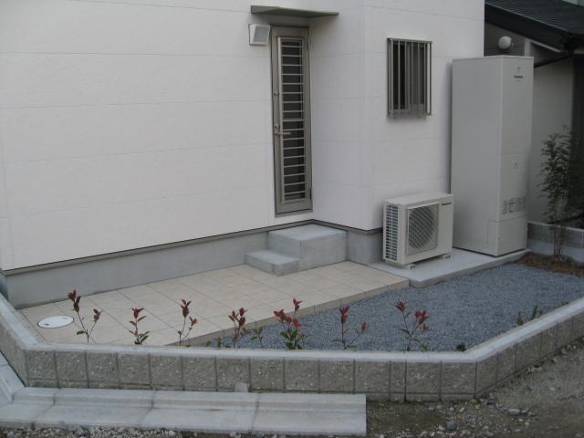 Local appearance photo. There are also tiles and planting in the back door side.