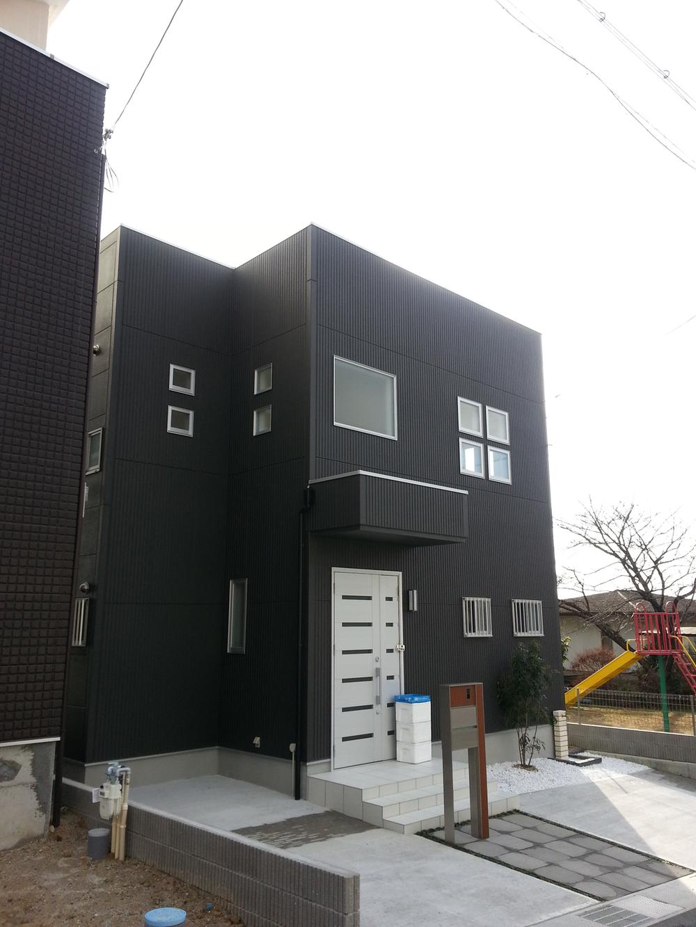 Same specifications photos (appearance). Unified appearance in the black. Entrance door of the silver we have extended sportiness. 