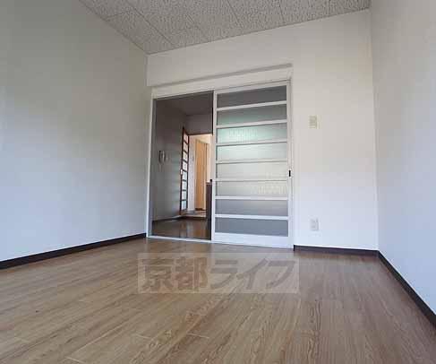 Living and room. Spacious room.