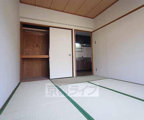 Living and room. Is a Japanese-style room.