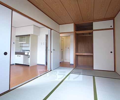 Living and room. Is a Japanese-style room.