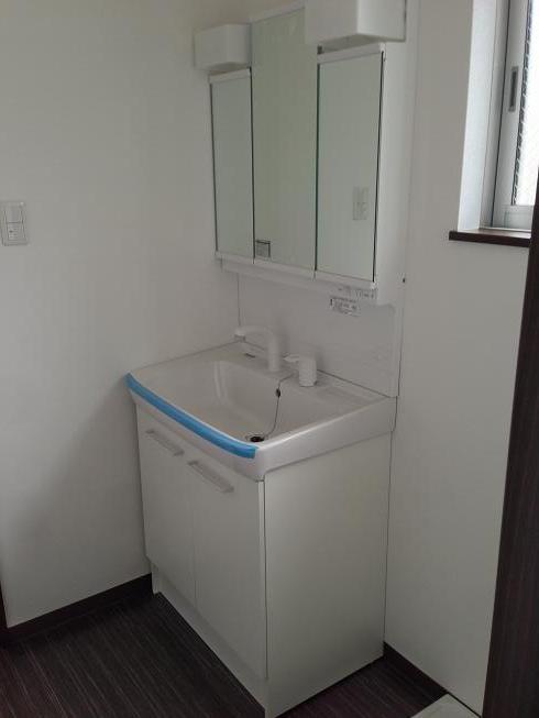 Wash basin, toilet. Room (August 2013) Shooting