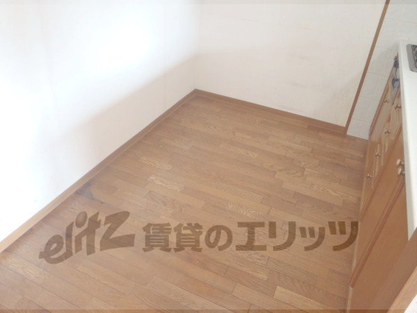 Other room space. Refrigerator yard