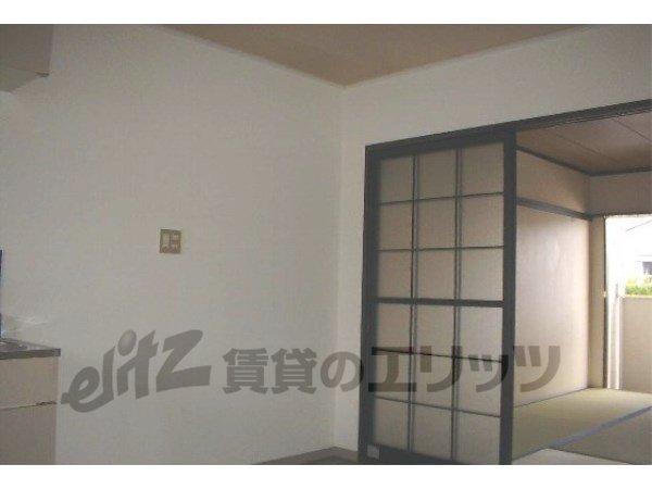 Other room space. Refrigerator yard