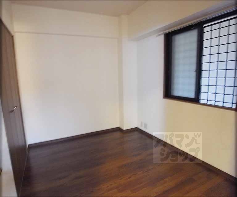 Living and room. Western is.