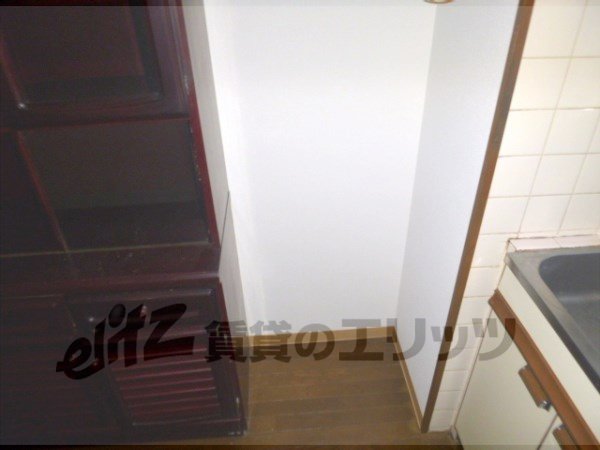 Other room space. Refrigerator yard