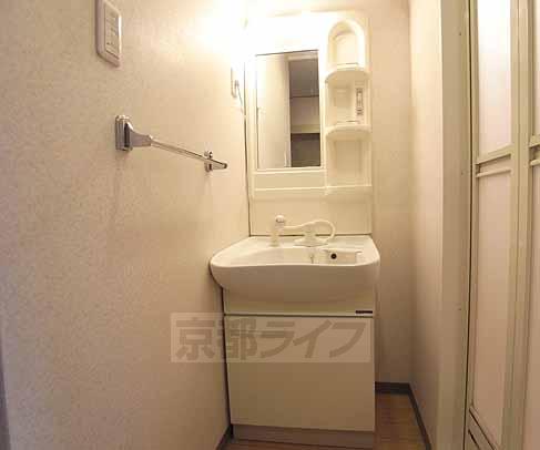 Washroom. Independence is a wash basin with shampoo dresser.