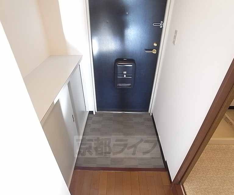 Entrance. It is a low entrance stepped.