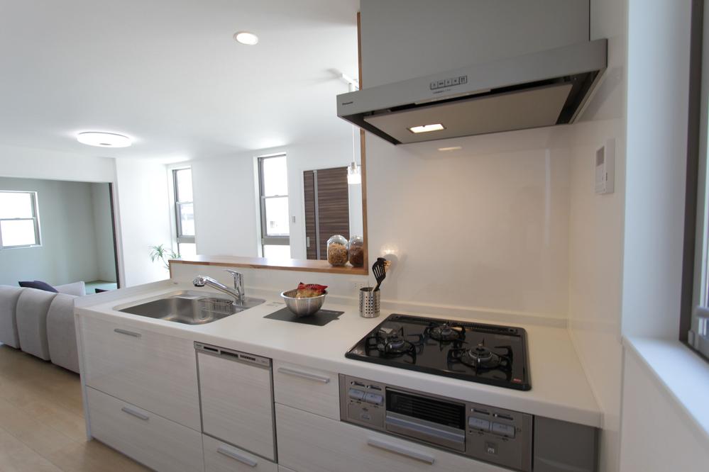 Kitchen. Because from the kitchen overlooking the living-dining, Ukagaemasu the state of the family, even while the dishes.