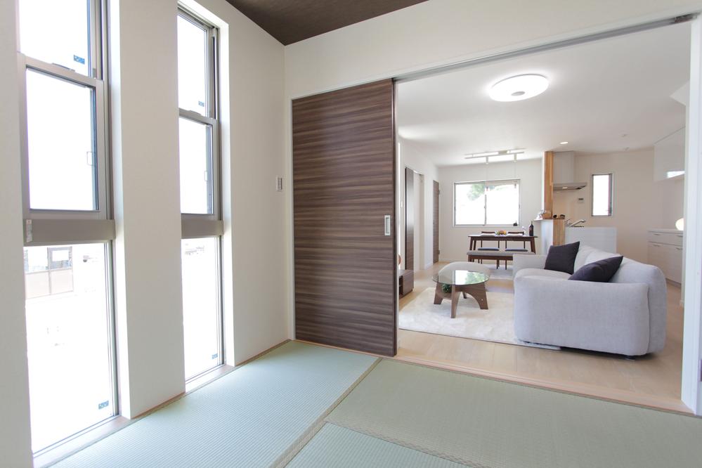Other introspection. There is a large window in Japanese-style room and insert a bright light.
