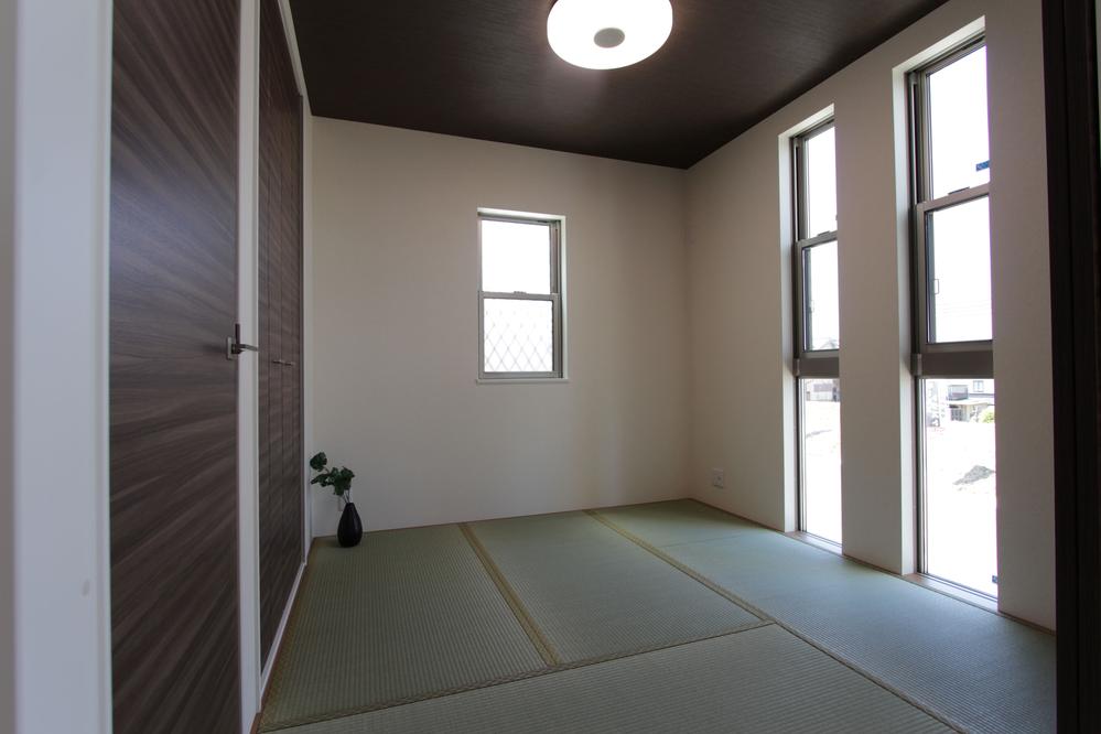 Non-living room. Proud of the Japanese-style room that shine in a lot of light from large windows.