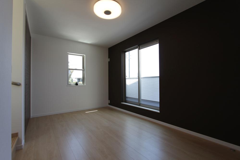 Non-living room. Insert a bright light from the window, Because the hill comfortable space not Do can be around the eyes.