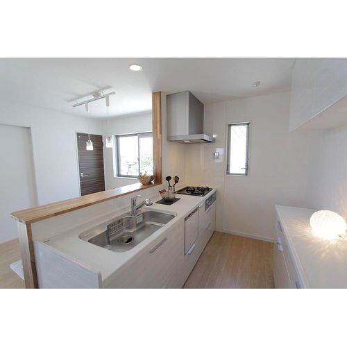 Model house photo. Because from the kitchen overlooking the living-dining, Ukagaemasu the state of the family, even while the dishes. 