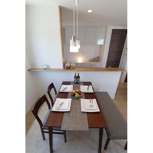 Model house photo. Dining face-to-face with the kitchen conversation of family lively. 