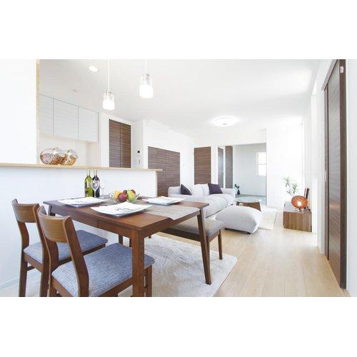 Model house photo. Dining that is a face-to-face with the kitchen is easier than ever with the dishes strokes. 