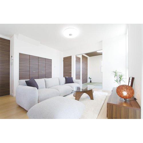 Model house photo. Always a bright living Insert a lot of light from the window. 