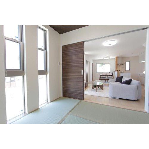 Model house photo. There is a large window in Japanese-style room and insert a bright light. 