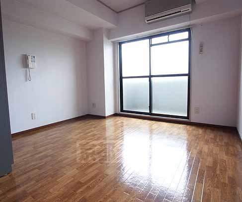 Living and room. Since the frontage is wide you feel the room is wide.