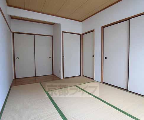 Living and room. Is a Japanese-style room.