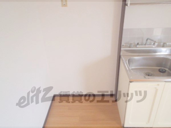 Other room space. Refrigerator yard