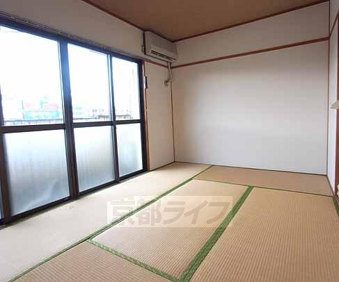 Living and room. Is a Japanese-style room.