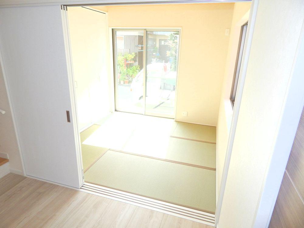 Other introspection. It is also possible that Japanese-style room and living room are linked.