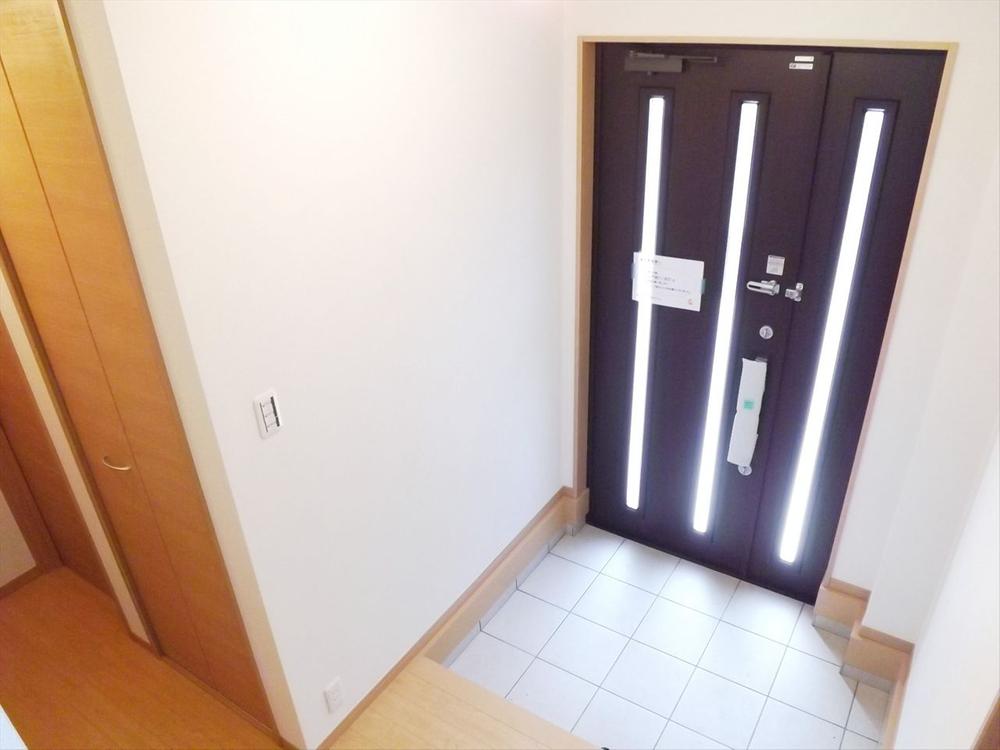 Entrance. Same specifications photos (entrance)