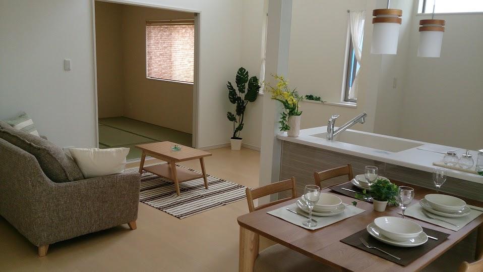 Living. Living of family reunion. Or connect with the Japanese-style room, Or set up a staircase, Is a space of freedom design unique. 