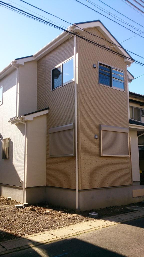 Local appearance photo. Local (11 May 2013) shooting close to the same building reference photograph.