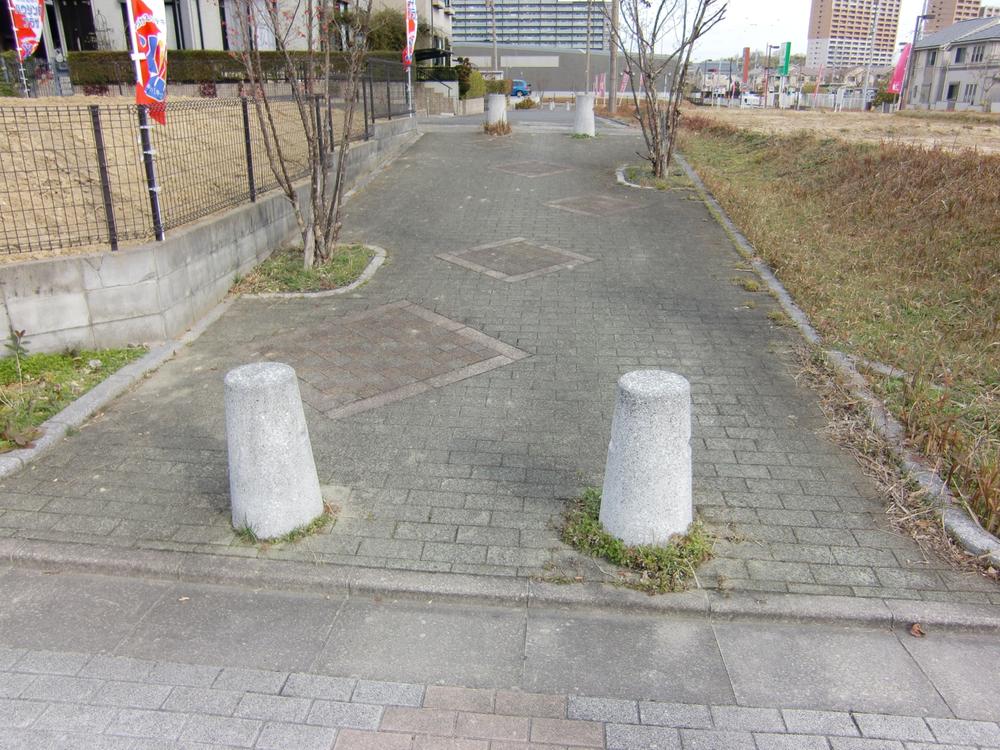 Local photos, including front road. Southeast sidewalk