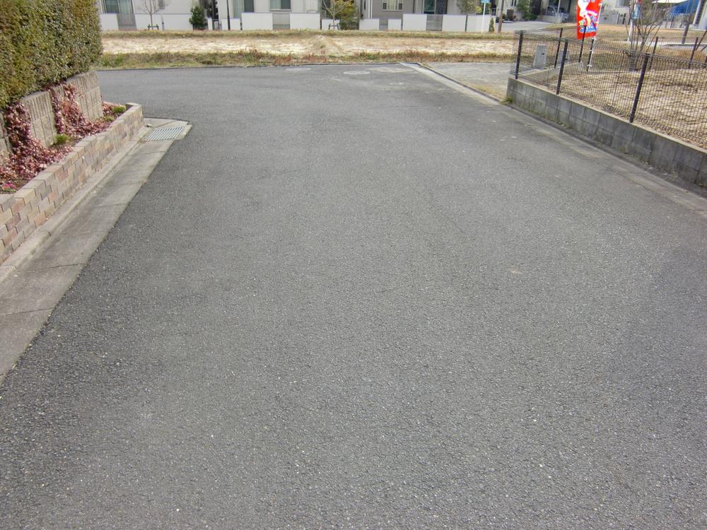 Local photos, including front road. Northeast road