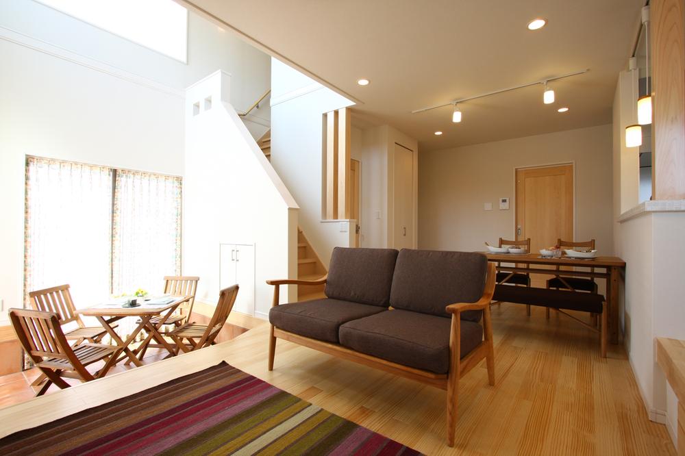 Same specifications photos (Other introspection). Open-minded living in the partition of the few open. Light is descended from a big blow.