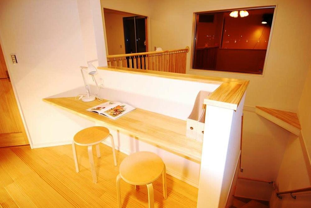 Other introspection. Study room facing on the second floor of the atrium can be used as a shared space of the family.