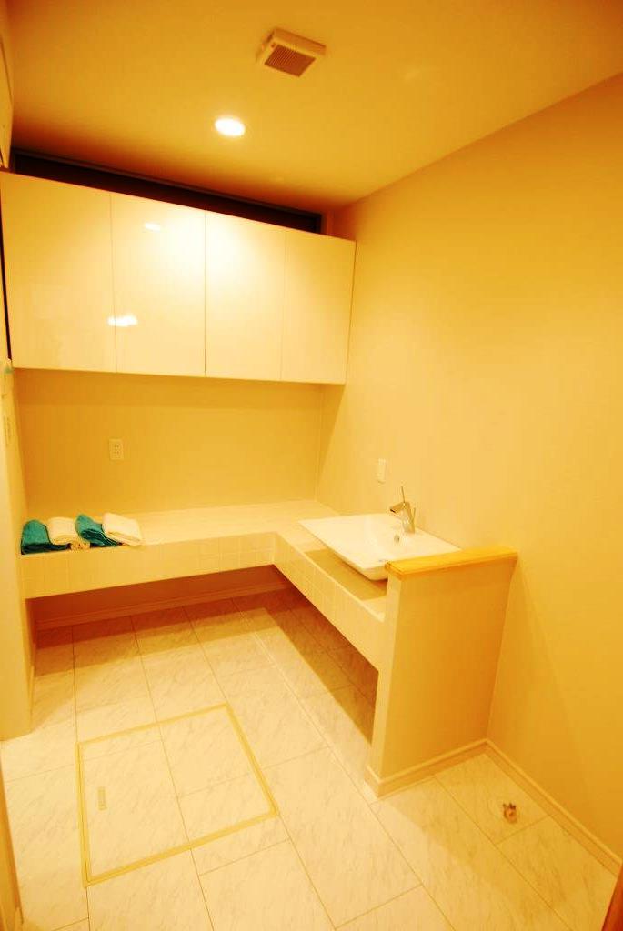 Wash basin, toilet. Hotels like a little wash room of spread. Hectic also director makes a slow time in the morning.