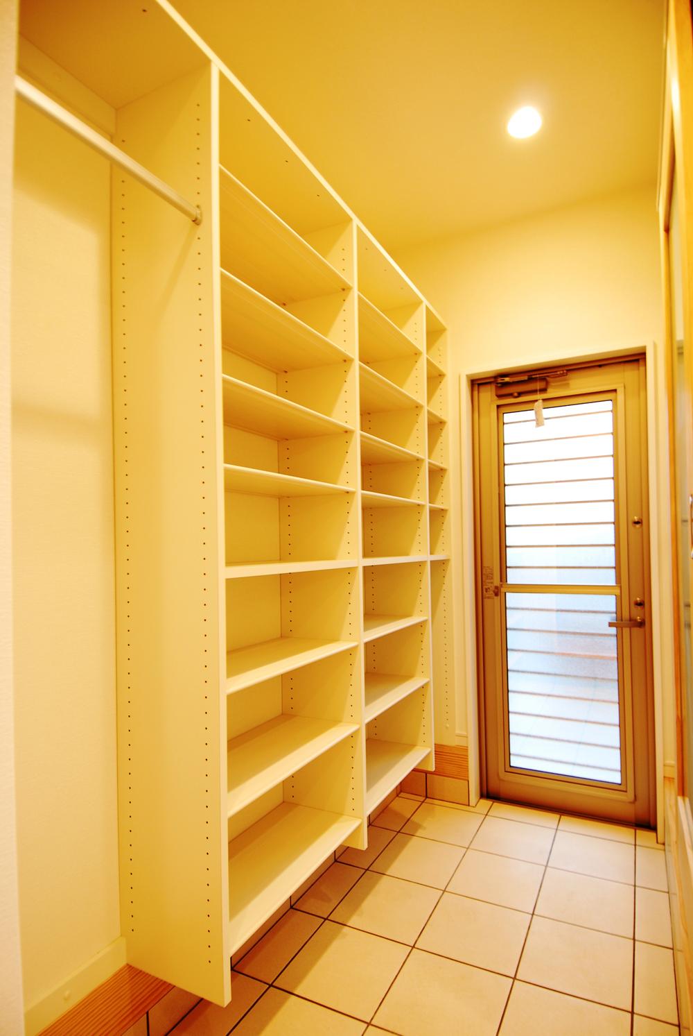 Same specifications photos (Other introspection). "Shoes-in closet" in the press our Position items. Stroller and golf back, Snowboarding, etc. can be stored.