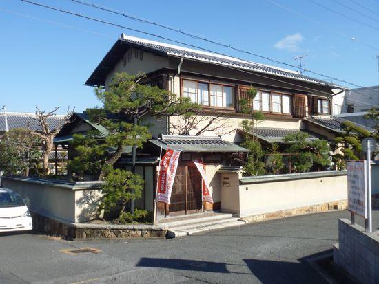 Local appearance photo. It is home of the pure Japanese style of Japanese Garden Yes Tsuboniwa. Located in the southwest of the corner lot, Good is per yang.