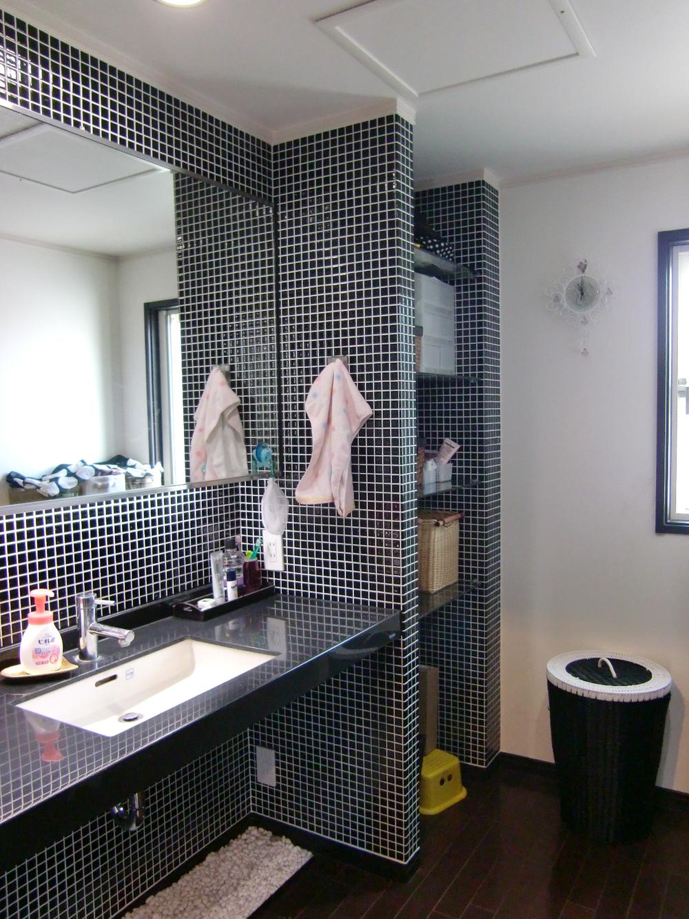 Wash basin, toilet. Wash basin of black tiled a chic and cleanliness