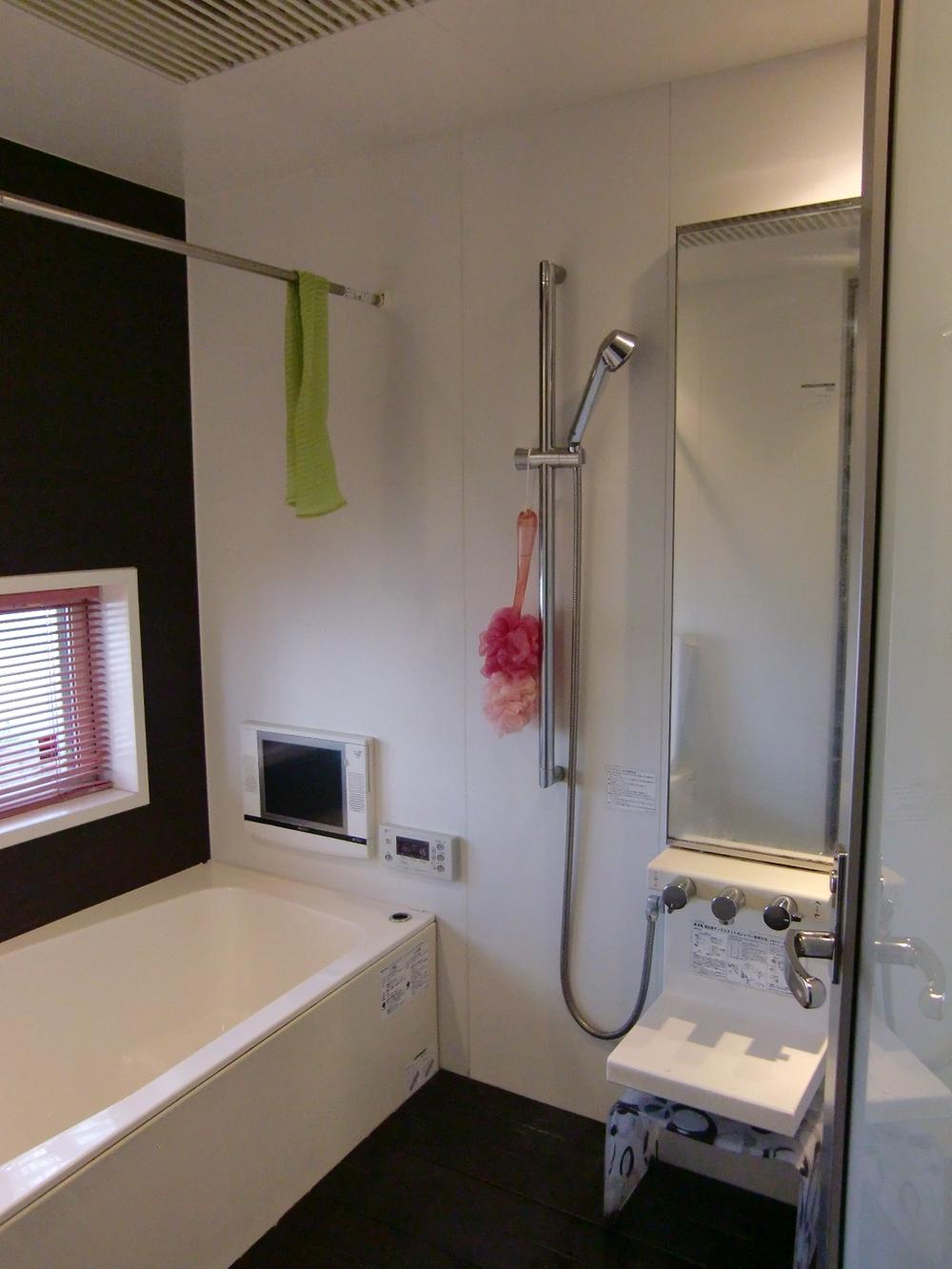 Bathroom. Whirlpool ・ tv set ・ Sophisticated bath having a heating ventilation dryer