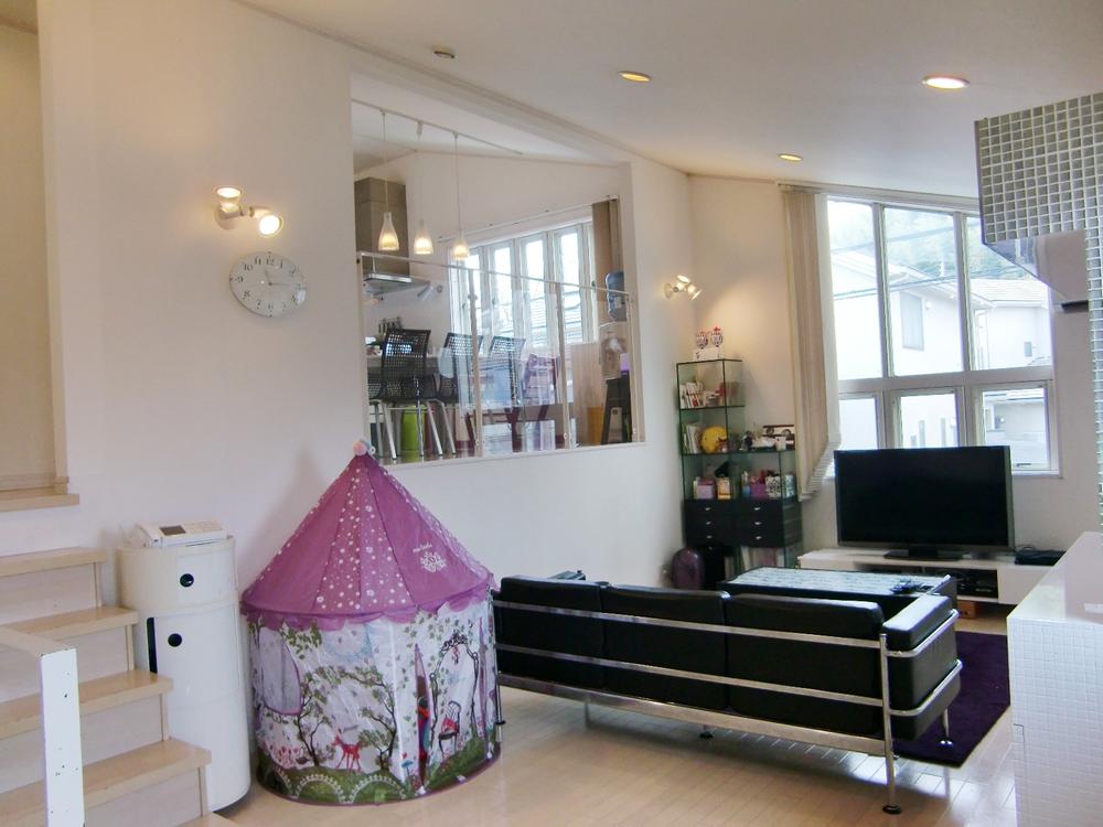 Living. Put a step on living and DK, Spacious living a more three-dimensional adopted the high ceiling